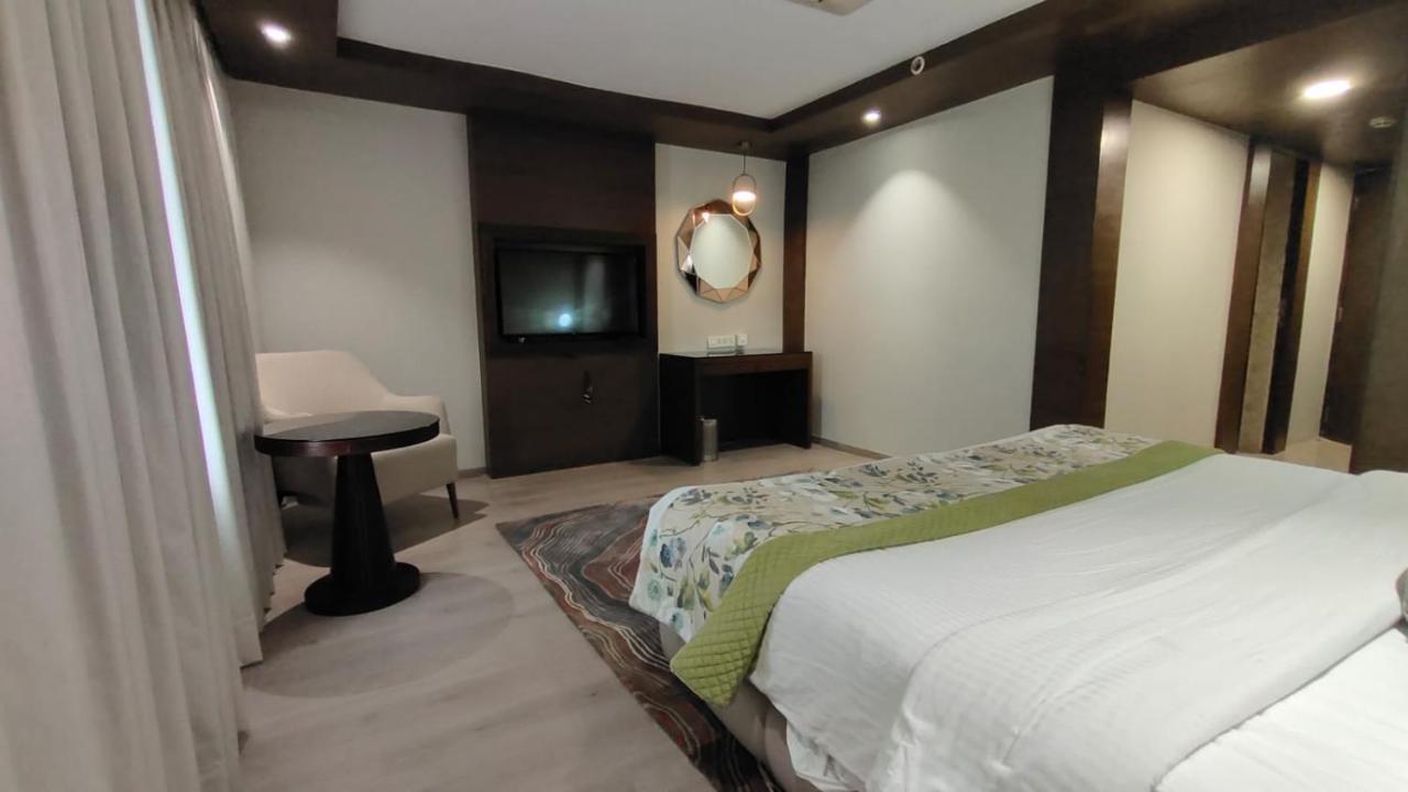 Royal Orchid Central Grazia, Navi Mumbai Eksteriør billede